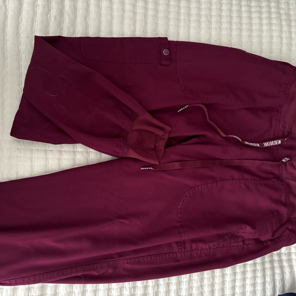 Medcouture Women’s Burgundy Scrub Joggers size Medium